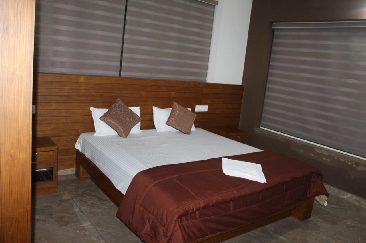 Orchid Villa Pinangode ภายนอก รูปภาพ